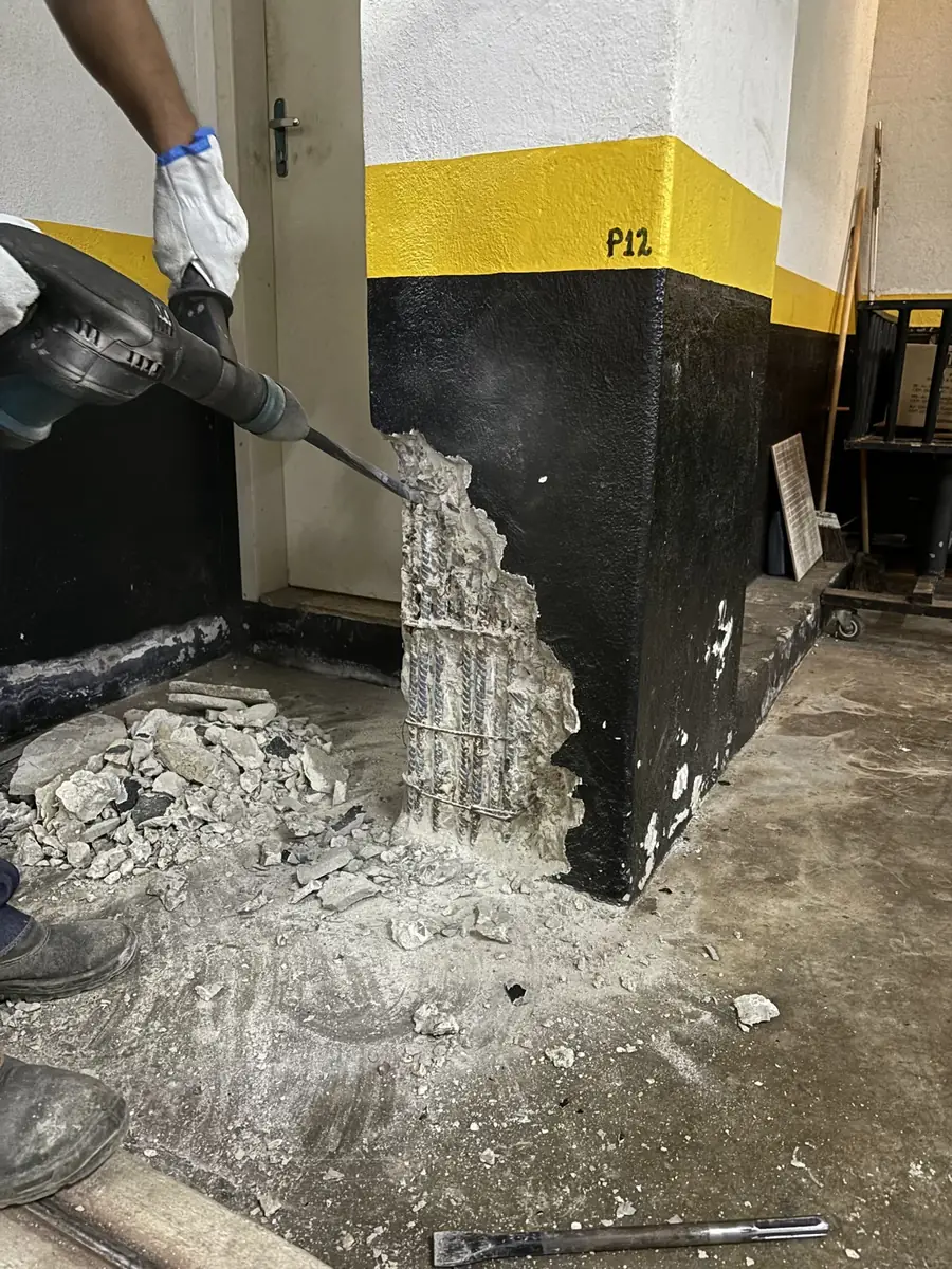 Intervenção em pilar de concreto com armaduras expostas