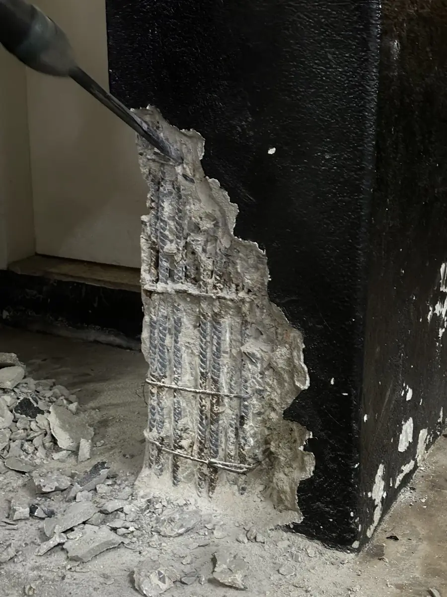 Detalhe de concreto e armaduras durante uma intervenção